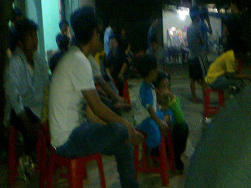 Hành khách về Hà Tĩnh phải ngồi chờ vì bị nhà xe đuổi xuống (Ảnh Vne) Hành khách về Hà Tĩnh phải ngồi chờ vì bị nhà xe đuổi xuống (Ảnh Vne)