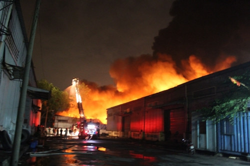 Lửa khói bao trùm KCN Sóng Thần với bán kính hơn 1km