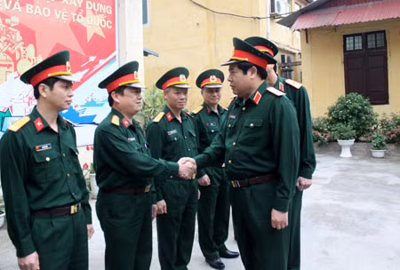 Lãnh đạo, chỉ huy Cục CNTT đón Bộ trưởng Phùng Quang Thanh tới kiểm tra và làm việc.