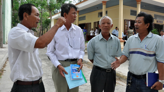 Các ngư dân sôi nổi trao đổi trong giờ nghỉ giải lao của buổi tập huấn - Ảnh: Đông Hà