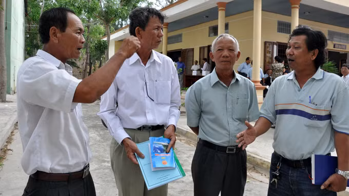 Các ngư dân sôi nổi trao đổi trong giờ nghỉ giải lao của buổi tập huấn - Ảnh: Đông Hà Các ngư dân sôi nổi trao đổi trong giờ nghỉ giải lao của buổi tập huấn - Ảnh: Đông Hà