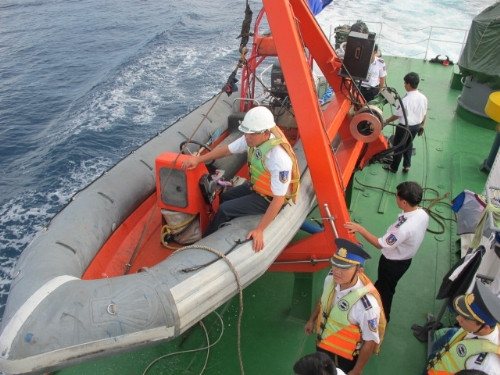 Trên tàu có cả xuồng chạy tốc độ cao và được hạ thủy khi cần thiết..