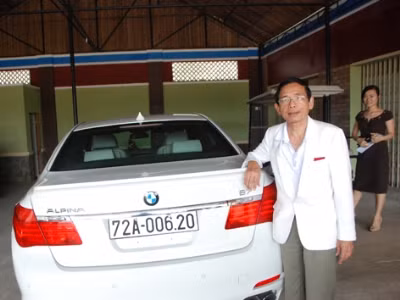 Bên chiếc xe khủng mua tặng vợ.