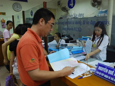 Công chức 1 quân ở Hà Nội đang làm việc. Ảnh: Hồng Vĩnh. Công chức 1 quân ở Hà Nội đang làm việc. Ảnh: Hồng Vĩnh.