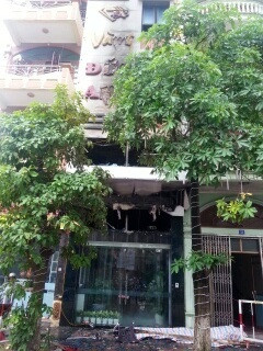 Tiệm vàng sau vụ hoả hoạn. (ảnh: Dân Việt) Tiệm vàng sau vụ hoả hoạn. (ảnh: Dân Việt)