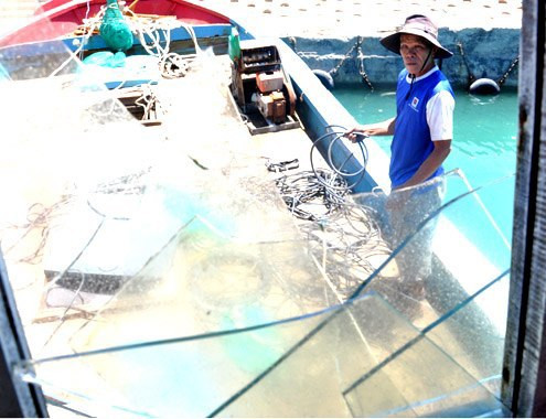 Kính trên tàu của ngư dân Việt Nam bị nhóm người Trung Quốc dùng búa, xà beng đập vỡ ở vùng biển Hoàng Sa. Ảnh: Trí Tín Kính trên tàu của ngư dân Việt Nam bị nhóm người Trung Quốc dùng búa, xà beng đập vỡ ở vùng biển Hoàng Sa. Ảnh: Trí Tín