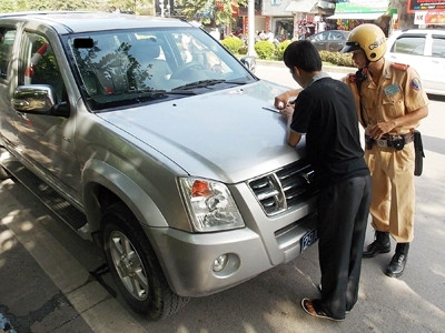 Với hành vi không chấp hành chỉ dẫn biển báo, lái xe biển số xanh 29A-00153 đã phải ký vào biên bản vi phạm. Ảnh: Trọng Đảng. Với hành vi không chấp hành chỉ dẫn biển báo, lái xe biển số xanh 29A-00153 đã phải ký vào biên bản vi phạm. Ảnh: Trọng Đảng.