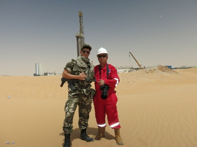 Nhà báo Như Phong và người lính Algerie bảo vệ giàn khoan PVD-11 Nhà báo Như Phong và người lính Algerie bảo vệ giàn khoan PVD-11