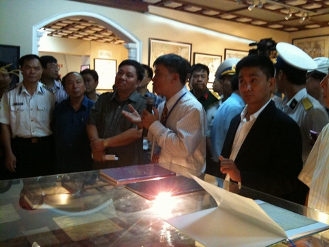 Thứ trưởng Bộ Thông tin và Truyền thông Đỗ Quý Doãn nghe thuyết trình về cuộc triển lãm. Thứ trưởng Bộ Thông tin và Truyền thông Đỗ Quý Doãn nghe thuyết trình về cuộc triển lãm.