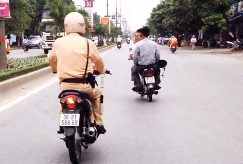 Hình ảnh CSGT truy đuổi cán bộ huyện