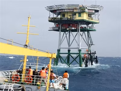 Chiến sĩ Nhà giàn đón tàu vào tiếp tế.