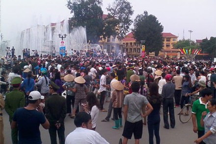 Cả nghìn người đã tụ tập, đưa quan tài của nạn nhân đi qua nhiều tuyến phố ở Vĩnh Yên để yêu cầu chính quyền địa phương phải điều tra vụ việc. Cả nghìn người đã tụ tập, đưa quan tài của nạn nhân đi qua nhiều tuyến phố ở Vĩnh Yên để yêu cầu chính quyền địa phương phải điều tra vụ việc.