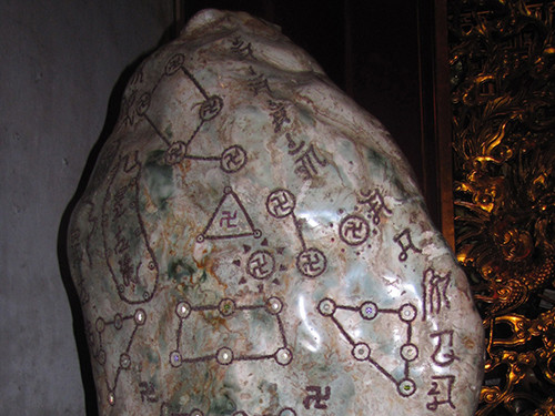 "Hòn đá lạ" ở Đền Thượng, Đền Hùng đã được chuyển đi "Hòn đá lạ" ở Đền Thượng, Đền Hùng đã được chuyển đi