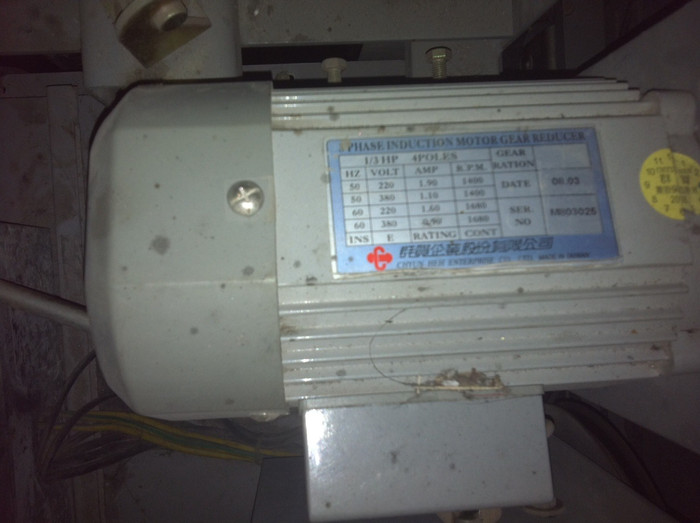 Động cơ thang máy nhãn hiệu Sanyo tại Trường Đại học Ngoại thương nhưng lại ghi xuất xứ “Made in Taiwan”, không như cam kết của nhà thầu là sản xuất tại Nhật Bản