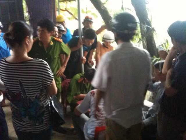 Các nạn nhân đang tường trình sự việc với cơ quan công an. Các nạn nhân đang tường trình sự việc với cơ quan công an.