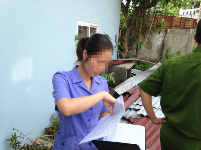 Người phụ nữ mặc áo màu xanh không có phù hiệu tự xưng là người của VKS thị xã Sơn Tây Người phụ nữ mặc áo màu xanh không có phù hiệu tự xưng là người của VKS thị xã Sơn Tây