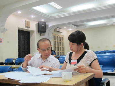 Thảo luận giữa cặp chấm khi có sự chênh điểm giữa 2 người chấm ở Trường ĐH Thủy Lợi. Ảnh: Hồ Thu. Thảo luận giữa cặp chấm khi có sự chênh điểm giữa 2 người chấm ở Trường ĐH Thủy Lợi. Ảnh: Hồ Thu.