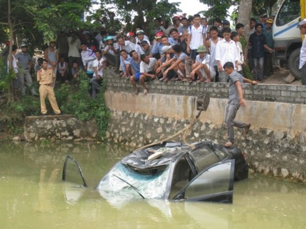 Do lòng ao sâu nên lực lượng cứu hộ khá vất vả mới kéo được xe vào bờ. Do lòng ao sâu nên lực lượng cứu hộ khá vất vả mới kéo được xe vào bờ.