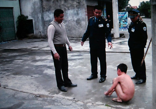 Do con nhiều lần trốn học đi chơi điện tử nên ông Hiệu đã đưa cháu bé về đánh, lột quần áo và trói vào cột điện trước cửa nhà dưới cái lạnh 15 độ C. Vụ việc xẩy ra ở thôn Xuân UC( xã Thuận Thiên, Kiến Thụy, Hải Phòng) ngày 21/2. Ảnh: TTGT