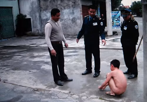 Do con nhiều lần trốn học đi chơi điện tử nên ông Hiệu đã đưa cháu bé về đánh, lột quần áo và trói vào cột điện trước cửa nhà dưới cái lạnh 15 độ C. Vụ việc xẩy ra ở thôn Xuân UC( xã Thuận Thiên, Kiến Thụy, Hải Phòng) ngày 21/2. Ảnh: TTGT