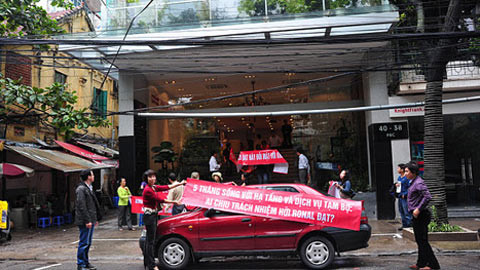 Dân cư tòa Chealsea Park "biểu tình" phản đối dịch vụ chung cư đắt đỏ. Dân cư tòa Chealsea Park "biểu tình" phản đối dịch vụ chung cư đắt đỏ.
