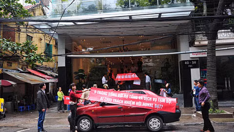 Dân cư tòa Chealsea Park "biểu tình" phản đối dịch vụ chung cư đắt đỏ.