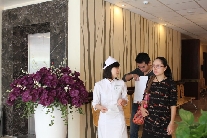 Bệnh viện Đa khoa Quốc tế Thu Cúc nhận chữa miễn phí cho cô bé bị xăm rết lên mặt.