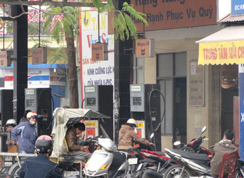 Cây xăng vừa bị phát hiện chứa mẫu xăng không đạt chuẩn. Nơi này có 4 trụ bơm, khách thường xuyên tấp nập ra vào. Ảnh: Tuệ Minh