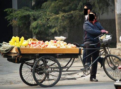 Bán hoa quả là một trong những nghề làm thêm được nhiều công nhân lựa chọn khi tiền thưởng Tết quá ít Bán hoa quả cũng là một trong những nghề làm thêm được nhiều công nhân lựa chọn khi tiền thưởng tết quá ít