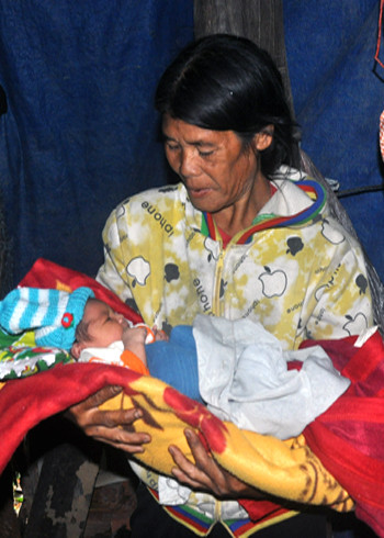 Hai bé sơ sinh trong vòng tay gia đình sau sự cố trao nhầm ảnh 6 Sau sự cố trao nhầm trẻ sơ sinh ở Bệnh viện đa khoa Quảng Ngãi, bà Đinh Thị Lạc(mẹ chồng chị Hoái) càng quí hơn đứa cháu trai kháu khỉnh của mình trước đó đã bị trao nhầm cho người khác.