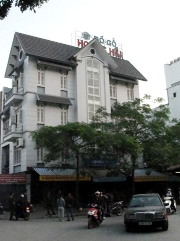 Theo Công an phường Văn Quán, vợ chồng ông Hải thuê mặt bằng tại căn nhà 32BT8 để mở xưởng gỗ cách đây hơn một năm.