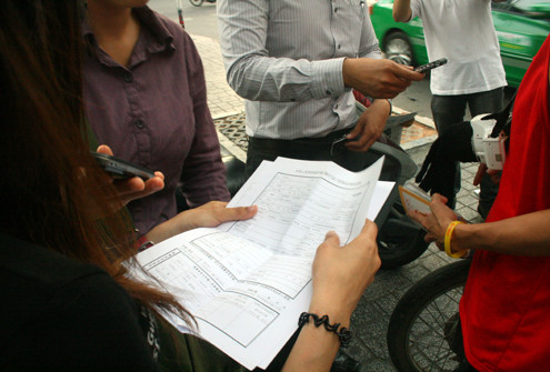 Đôi tình nhân Hồng Kông kể chuyện bị cướp giữa Sài Gòn ảnh 3 Sau khi rời sứ quán Trung Quốc, Doris cầm trên tay hồ sơ do nhân viên sứ quán cấp để quay về nhà điền đầy đủ thông tin vào kèm theo xác nhận của cơ quan công an về vụ mất cướp.