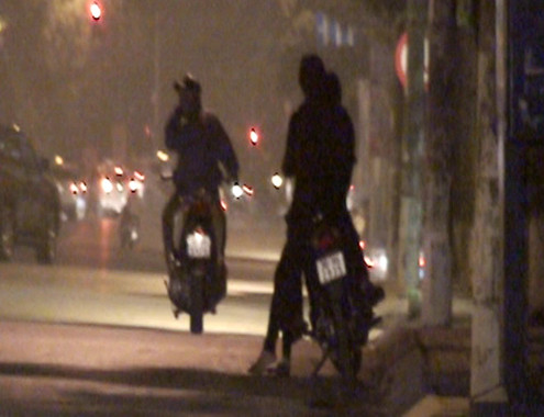 Mỗi khi thấy khách tiến gần lề đường nhóm này liền đong đưa mắt và mời chào. Ảnh: Phương Sơn Gái gọi