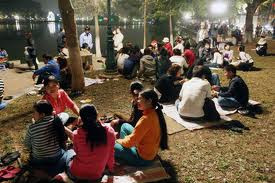 Nhiều người vô tư xả rác bừa bãi ra môi trường xung quanh Nhiều người vô tư xả rác bừa bãi ra môi trường xung quanh
