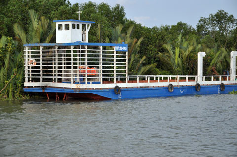 Chiếc "du thuyền" được 2 quan chức dùng để ăn nhậu trên sông. Ảnh: Q.T Chiếc