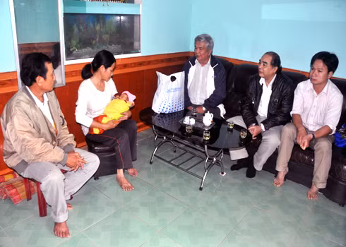 Lãnh đạo Bệnh viện đa khoa Quảng Ngãi đến tận nhà vợ chồng bà Võ Thị Thuận(mẹ ruột chị Cẩm) để xin lỗi về sai sót của nhân viên bệnh viện trao nhầm sơ sinh lẫn lộn giữa con chị Đinh Thị Hoái với con chị Trần Thị Hồng Cẩm.