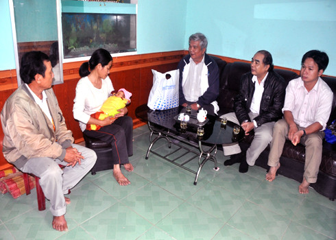 Hai bé sơ sinh trong vòng tay gia đình sau sự cố trao nhầm ảnh 4 Lãnh đạo Bệnh viện đa khoa Quảng Ngãi đến tận nhà vợ chồng bà Võ Thị Thuận(mẹ ruột chị Cẩm) để xin lỗi về sai sót của nhân viên bệnh viện trao nhầm sơ sinh lẫn lộn giữa con chị Đinh Thị Hoái với con chị Trần Thị Hồng Cẩm.