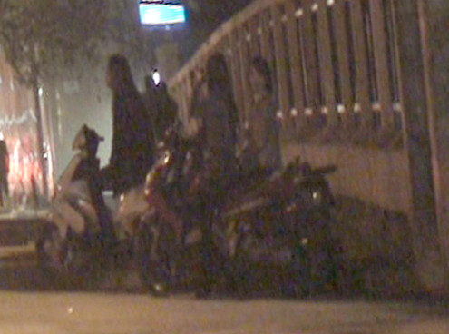 Nhóm "gái gọi" ngồi đợi khách trên những xe tay ga đắt tiền. Ảnh: Phương Sơn Gái gọi