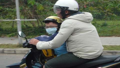 Khắp nơi người dân ai cũng mặc áo lạnh. Phụ huynh không quên trang bị áo ấm cho mình và bé khi đưa đến trường. Nhìn đôi nam nữ với đồ ấm trang bị tận răng không ai nghĩ họ đang ở Sài Gòn. Các nữ sinh co ro ôm nhau trên chiếc xe gắn máy cho khỏi rét.