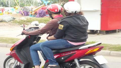 Khắp nơi người dân ai cũng mặc áo lạnh. Phụ huynh không quên trang bị áo ấm cho mình và bé khi đưa đến trường. Nhìn đôi nam nữ với đồ ấm trang bị tận răng không ai nghĩ họ đang ở Sài Gòn. Các nữ sinh co ro ôm nhau trên chiếc xe gắn máy cho khỏi rét.