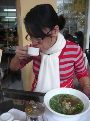 Người dân TP.HCM quàng khăn, mặc áo khoác, uống trà nóng vào sáng sớm.