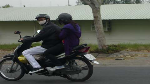 Khắp nơi người dân ai cũng mặc áo lạnh. Phụ huynh không quên trang bị áo ấm cho mình và bé khi đưa đến trường. Nhìn đôi nam nữ với đồ ấm trang bị tận răng không ai nghĩ họ đang ở Sài Gòn. Các nữ sinh co ro ôm nhau trên chiếc xe gắn máy cho khỏi rét.