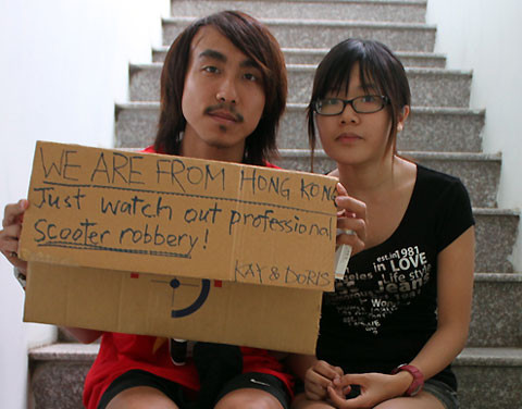 Kay (trái) và Doris phải giữ khư khư bên người tấm biển với dòng chữ tiếng Anh: