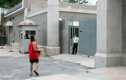 Đôi tình nhân Hồng Kông kể chuyện bị cướp giữa Sài Gòn ảnh 2 Chiều 15/12, Kay và Doris tìm đến Tổng lãnh sự quán Trung Quốc ở TP HCM một lần nữa. Tại đây, cả hai được nhân viên sứ quán đón tiếp và hỗ trợ thủ tục đầu tiên cho việc xin passport để quay về Hong Kong.