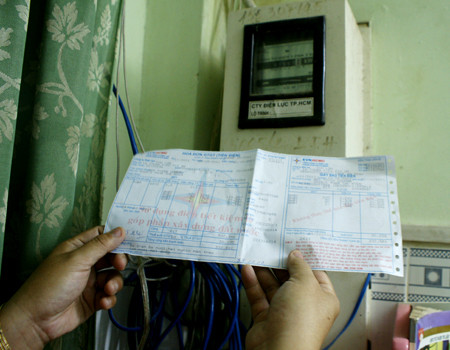 Vài chục nghìn cho một hóa đơn tiền điện mỗi tháng là không nhiều nhưng đủ khiến người nghèo thêm lo. Ảnh: Trung Hào Vài chục nghìn cho một hóa đơn tiền điện mỗi tháng là không nhiều nhưng đủ khiến người nghèo thêm lo. Ảnh: Trung Hào