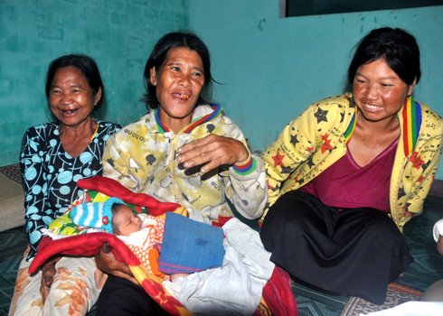 Hai bé sơ sinh trong vòng tay gia đình sau sự cố trao nhầm ảnh 8 Nhắc lại sự cố nhầm lẫn trẻ sơ sinh, cả gia đình chị Đinh Thị Hoái cười vang, khó tin đó là sự thật, ngỡ chừng chuyện trong phim ảnh chiếu trên tivi.