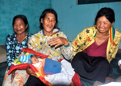 Nhắc lại sự cố nhầm lẫn trẻ sơ sinh, cả gia đình chị Đinh Thị Hoái cười vang, khó tin đó là sự thật, ngỡ chừng chuyện trong phim ảnh chiếu trên tivi.