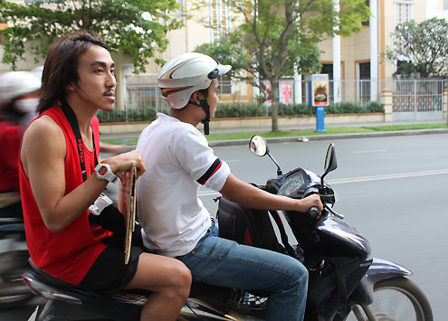 Kay đang trên đường qua Tổng lãnh sự quán Trung Quốc. Ảnh: Thoại Hà. Kay đang trên đường qua Tổng lãnh sự quán Trung Quốc. Ảnh: Thoại Hà.