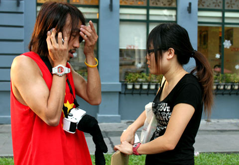 Đôi tình nhân đã rất lo lắng khi bị mất hết giấy tờ. Ảnh: Thoại Hà. Đôi tình nhân đã rất lo lắng khi bị mất hết giấy tờ. Ảnh: Thoại Hà.