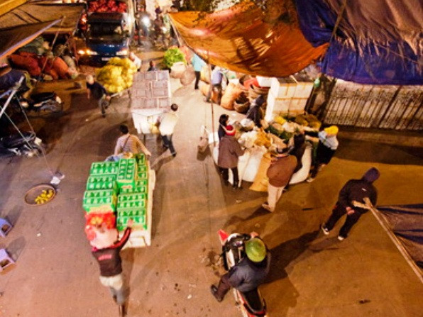 Cứ tinh mơ là vợ chồng chị Hoa lại phải lặn lội ra chợ đầu mối Long Biên để lấy hoa quả cho kịp bán buổi sáng Cứ tinh mơ là vợ chồng chị Hoa lại phải lặn lội ra chợ đầu mối Long Biên để lấy hoa quả cho kịp bán buổi sáng